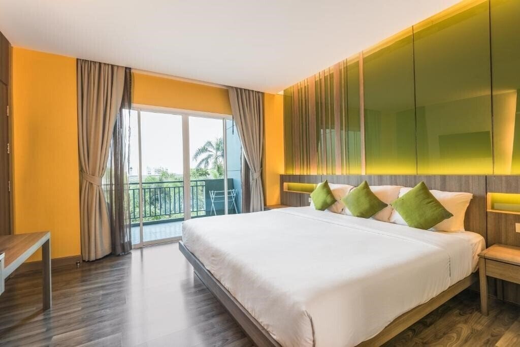 Imaginea Lantana Pattaya Hotel & Resort 3*